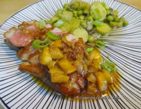 Magret de canard et sa sauce à la rhubarbe, gingembre et orange