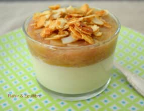 Verrine à la rhubarbe et aux amandes caramélisées