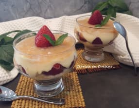 Tiramisu aux fraises et compotée de rhubarbe
