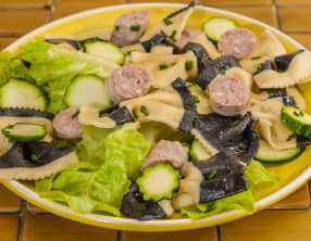 Salade de pâtes, saucisses et courgettes