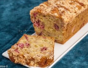 Cake croustillant à la rhubarbe et aux fraises