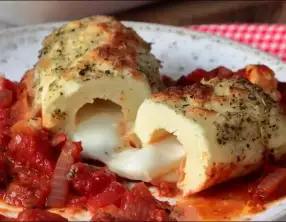 Quenelles au coeur de mozzarella et sauce tomate