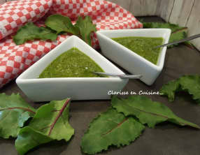 Pesto aux fanes de betteraves rouges et amandes