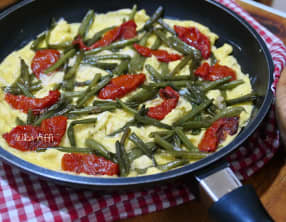 Omelette aux haricots verts et tomates séchées