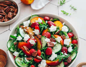 Salade fraîche nectarine, fraise et concombre au chèvre
