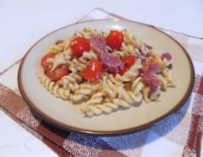 Salade de pâtes aux gésiers de canard confits et aux tomates cerise