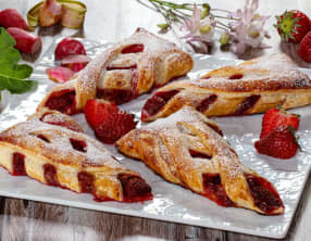 Feuilletés en jalousie, rhubarbe et fraises