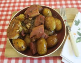 Pommes de terre primeur au jus de thym et poitrine fumée