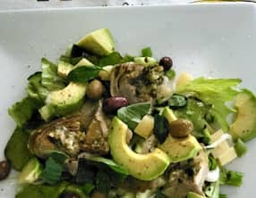 Salade aux artichauts, fromage et avocat