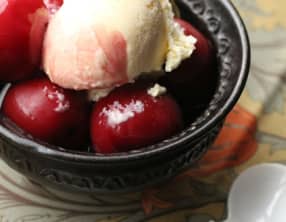 Prunes au vin rouge et glace au mascarpone