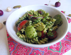 Salade de pâtes et de crudités au pesto à l’ail des ours