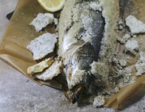 Bar en croûte de sel au cédrat et romarin