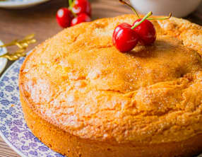 Gâteau moelleux au yaourt aux cerises
