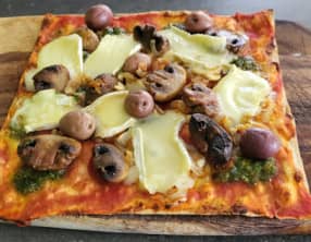 Flatbread pizza, pesto, brie et champignons