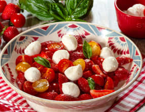 Salade de fraises, tomates cerises et bocconcini