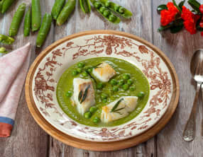 Nage de loup de mer à la crème de petits pois