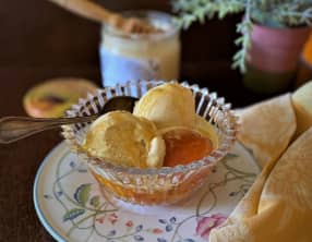 Glace au miel de sarrasin et abricots rôtis