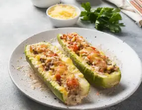 Courgettes farcies au poulet et légumes