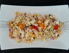 Salade originale aux perles de blé, maïs, feta et pomme