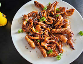 Encornets sautés à l'ail, sauce soja et au gingembre