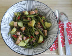 Salade d'haricots verts à la pomme de terre, tomates séchées et bacon
