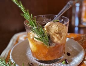 Glace aux abricots et au romarin