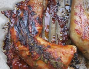 Cuisse de poulet tomate, ail et herbes au grill-plancha