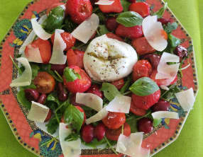 Salade aux tomates cerises crues et rôties, cerises, fraises et mozzarella
