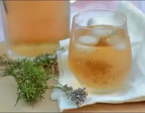 Eau infusée à la provençale