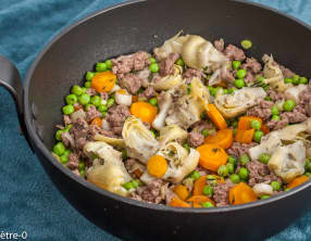 Poêlée de steak haché aux petits pois, carottes et artichauts