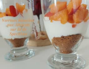 Abricots en verrines blanches sur lit de speculoos
