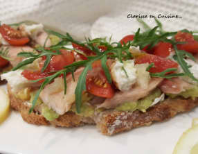 Tartines à la truite fumée, guacamole et roquette