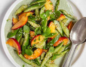 Salade de concombre, nectarine et sauce à La menthe