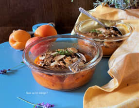 Crumble abricots parfumé à la sauge