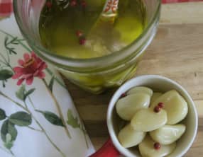 Ail confit à l'huile et aromates