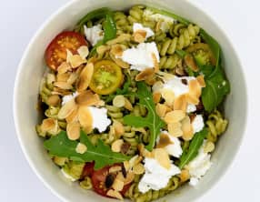 Pâtes au pesto, chèvre frais et amandes