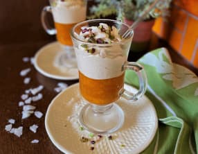 Crème fouettée de coco sur compotée d’abricots