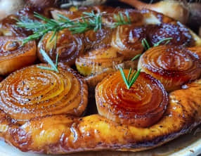 Tarte tatin rustique aux oignons caramélisés