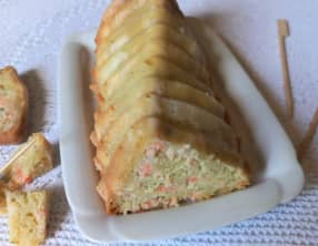 Cake au saumon fumé et au fromage à l’ail et aux fines herbes