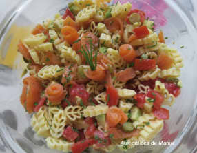 Salade de pâtes, truite fumée, avocat, tomates, cornichons et noix