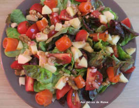 Salade tomates, pomme, noix et truite fumée