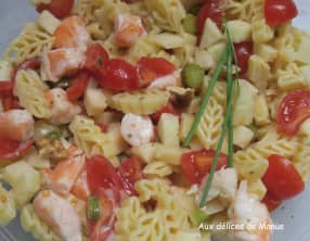 Salade de pâtes aux crevettes, tomates cerises, pomme et Abondance
