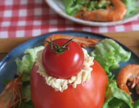 Religieuse de tomates aux crevettes et avocat