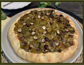 Tarte rustique aux prunes et noisettes