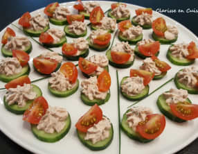 Toasts de concombre au thon et tomates cerises