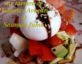 Burratinas sur tartare de tomates avocats et au saumon fumé