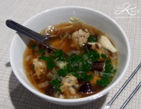 Bouillon aux boulettes de poulet et aux champignons