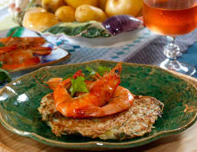 Paillasson de pommes de terre à la coriandre, crevettes au gingembre
