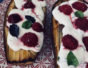 Demi-aubergines rôties au miel, thym, labneh et framboises