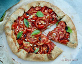 Tarte rustique aux tomates, chèvre frais et oignons doux